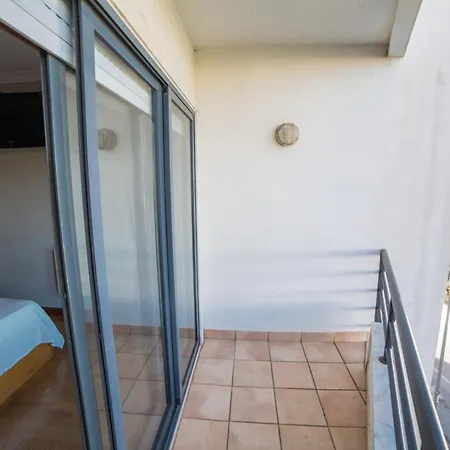 Feels Like Spacious Flat With Balcony エリセイラ