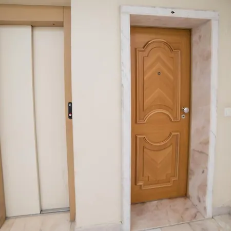アパート Feels Like Spacious Flat With Balcony