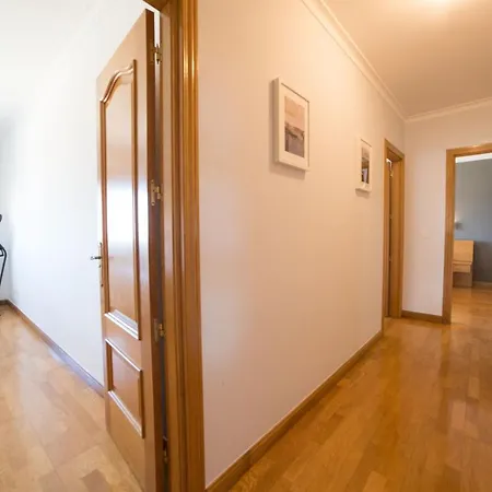 アパート Feels Like Spacious Flat With Balcony